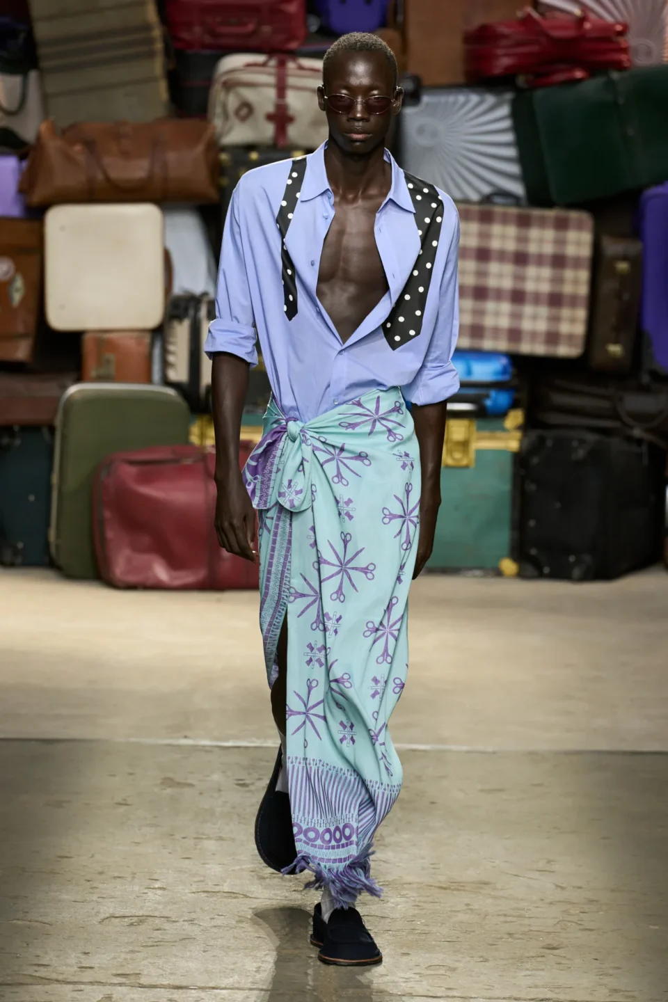 00054-moschino-spring-25-mens-credit-gorunway