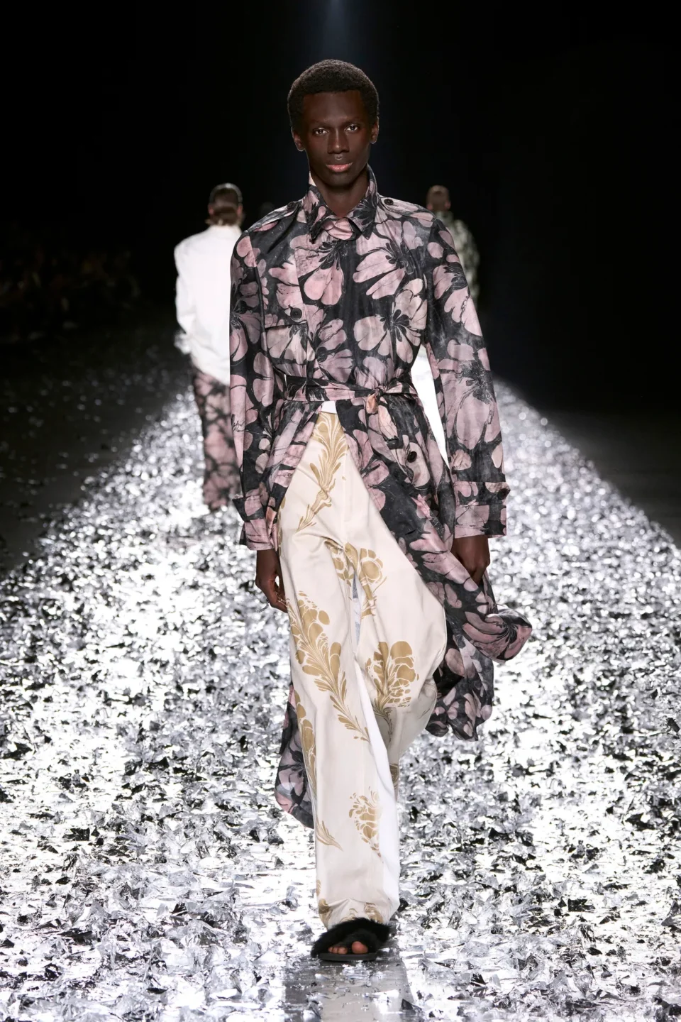 00055-dries-van-noten-spring-2025-menswear-credit-gorunway