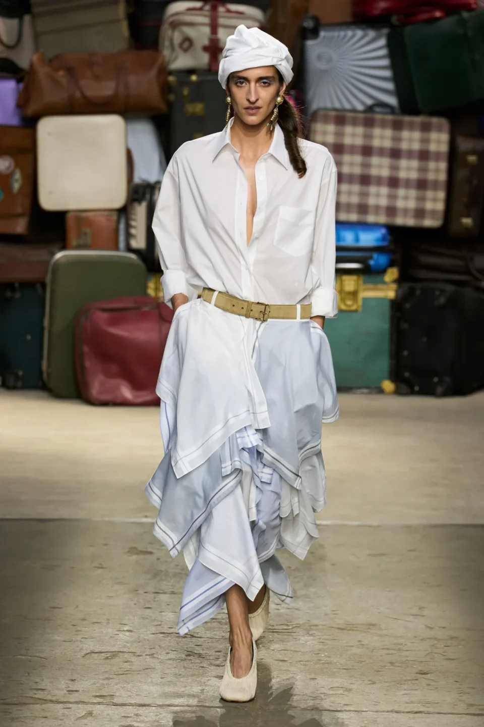 00055-moschino-spring-25-mens-credit-gorunway
