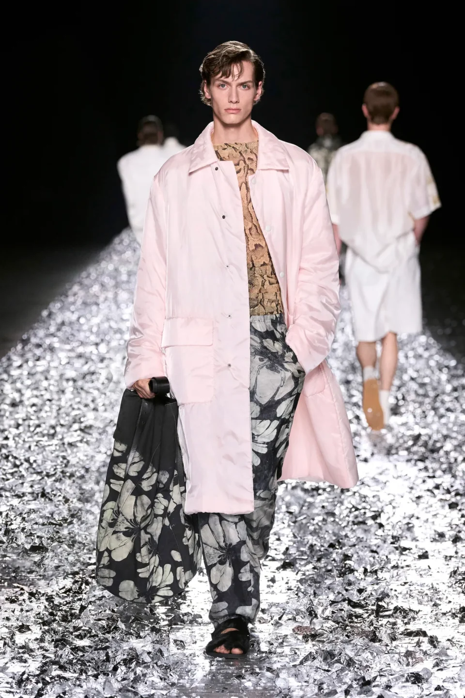 00057-dries-van-noten-spring-2025-menswear-credit-gorunway
