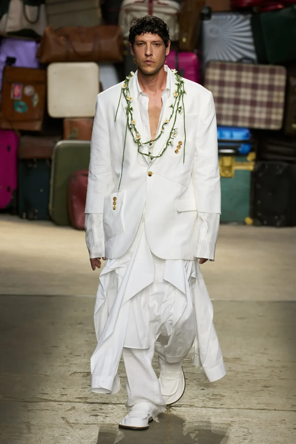 00058-moschino-spring-25-mens-credit-gorunway