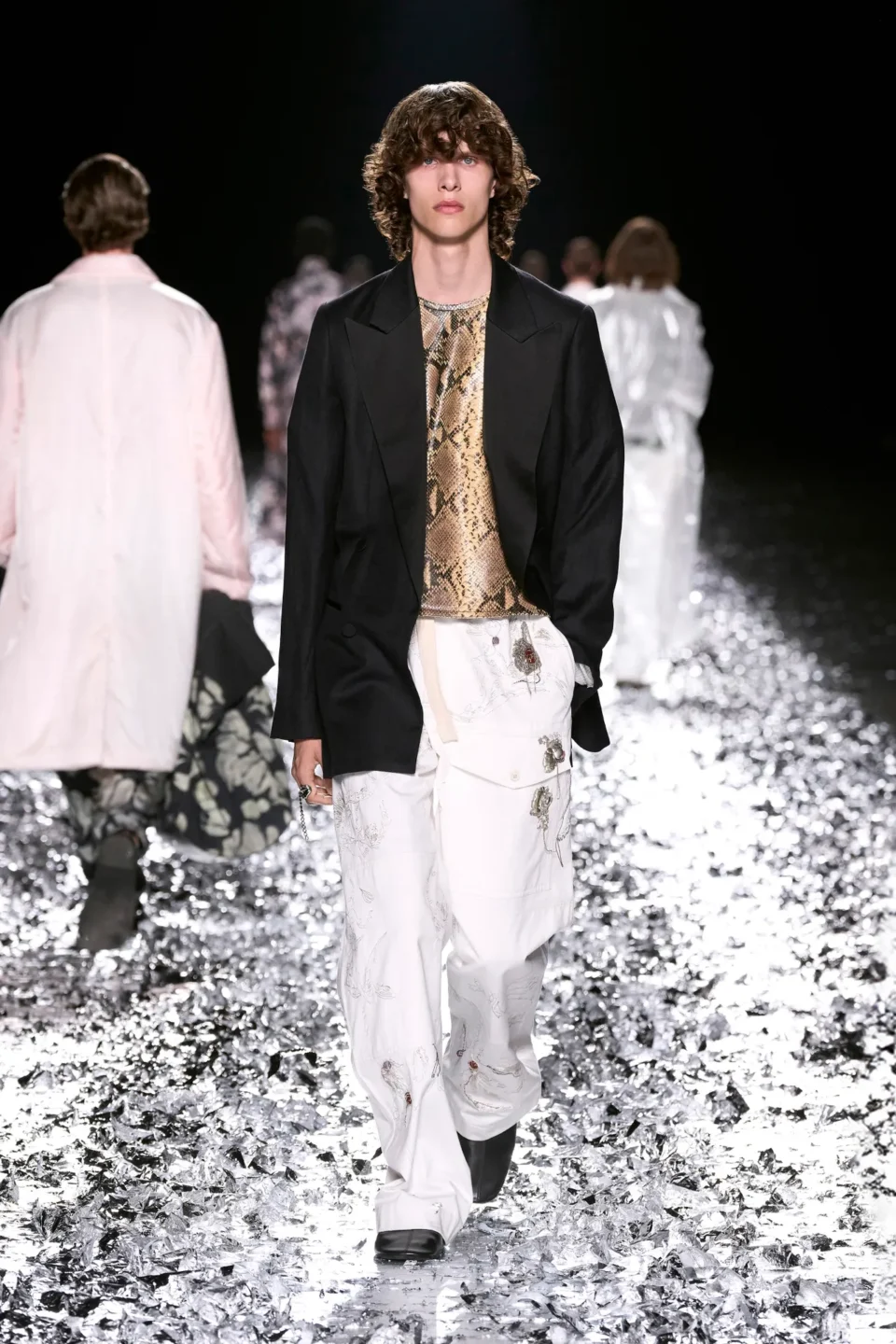 00059-dries-van-noten-spring-2025-menswear-credit-gorunway