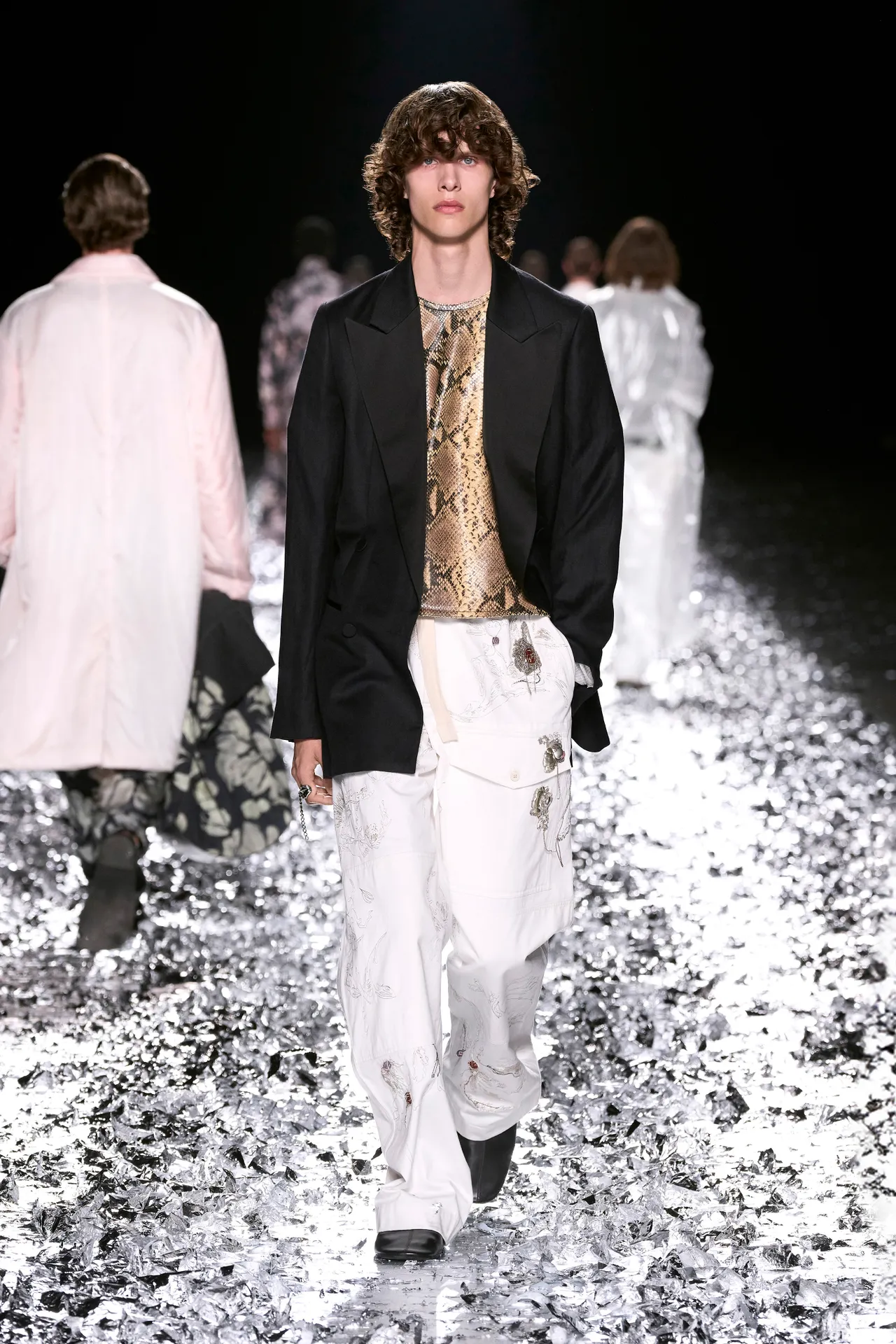 00059-dries-van-noten-spring-2025-menswear-credit-gorunway