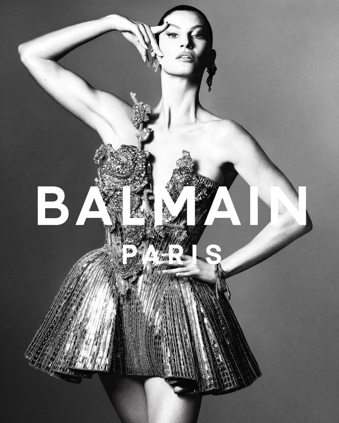 Gisele Bündchen estrela nova campanha da Balmain fotografada por brasileiro