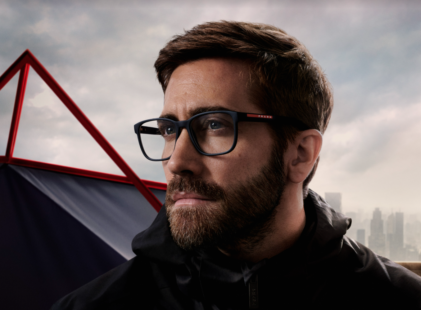 Jake Gyllenhall é o astro da Prada Linea Rossa, Shop2gether lança 12ª edição do projeto Novos Designers e mais