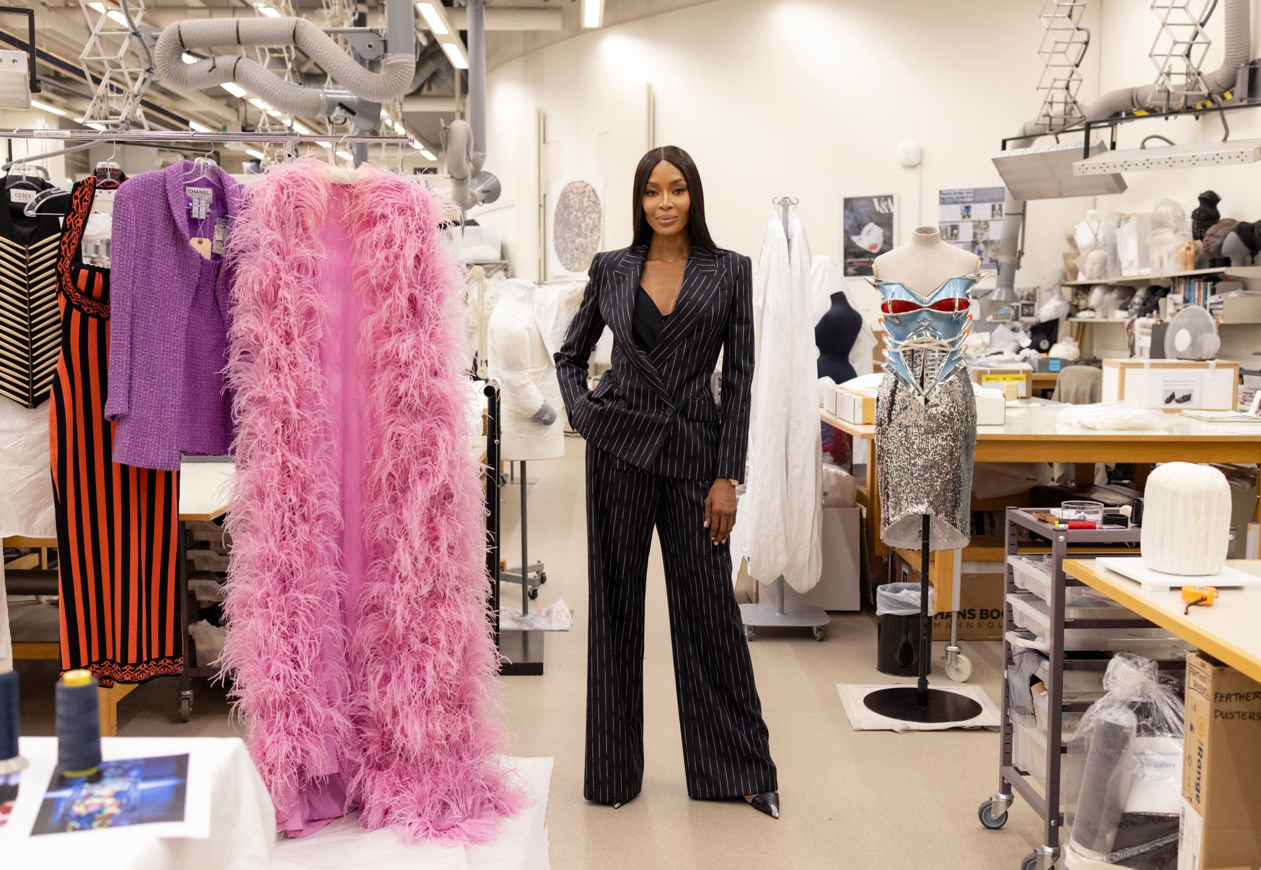 Naomi Campbell no V&A: Por dentro da exposição
A modelo é o tema da exposição no museu britânico, onde suas roupas e imagens mais icônicas estão em exibição para os entusiastas da moda