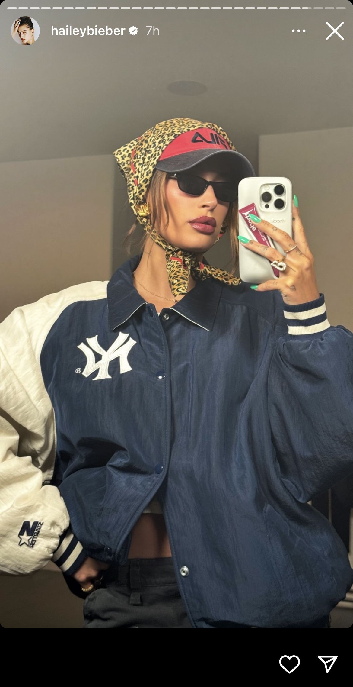 Lenço & boné: o truque de styling da vez vai fazer sua cabeça