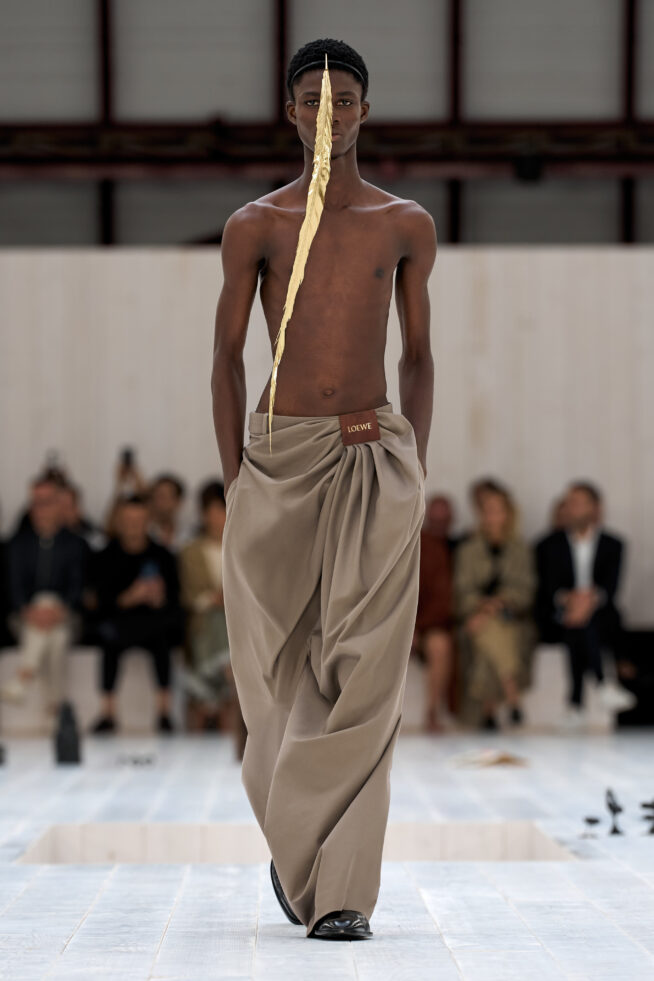 LOEWE_SS25_MW_SHOW_RUNWAY_LOOK_11_FRONT_RGB_CROPPED_2X3_11