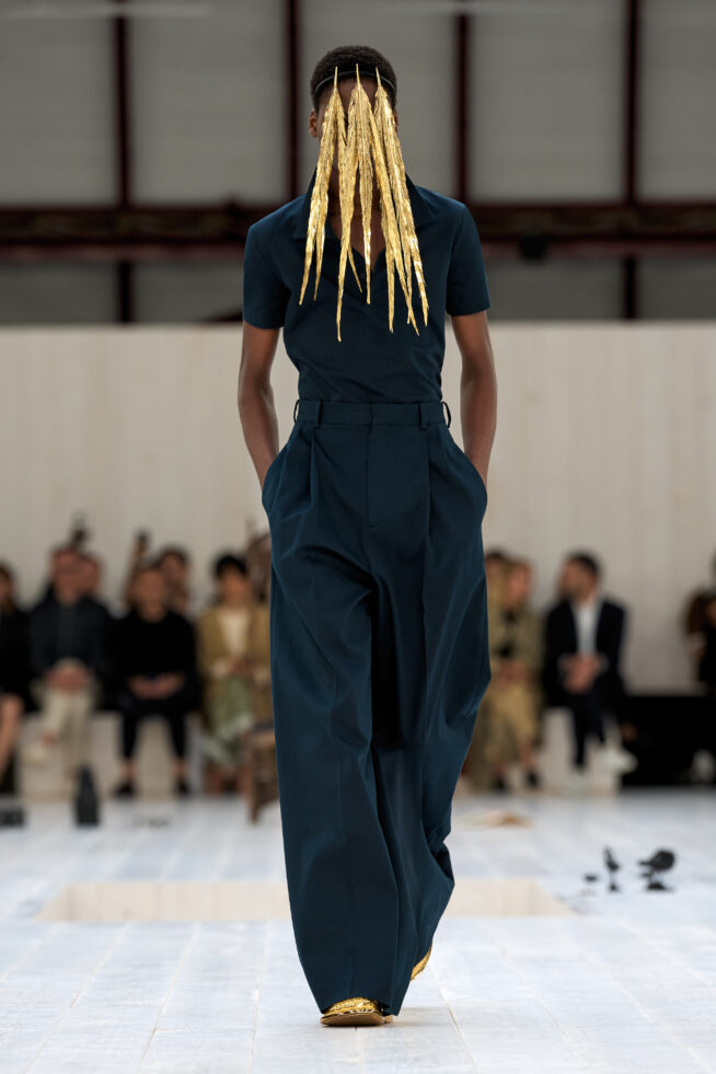 LOEWE_SS25_MW_SHOW_RUNWAY_LOOK_16_FRONT_RGB_CROPPED_2X3_16