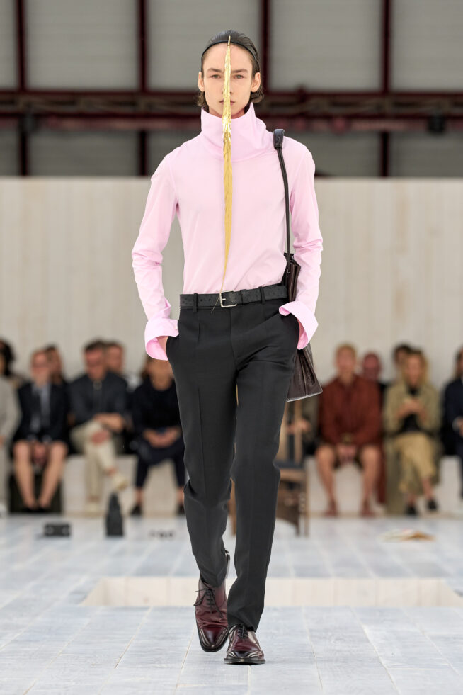LOEWE_SS25_MW_SHOW_RUNWAY_LOOK_29_FRONT_RGB_CROPPED_2X3_29
