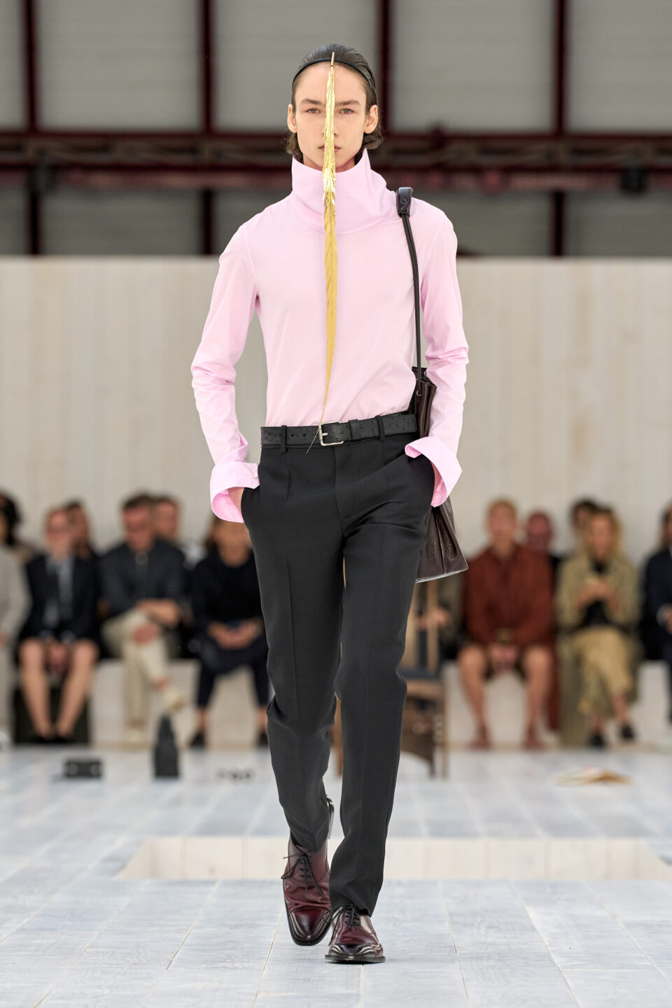 LOEWE_SS25_MW_SHOW_RUNWAY_LOOK_29_FRONT_RGB_CROPPED_2X3_29