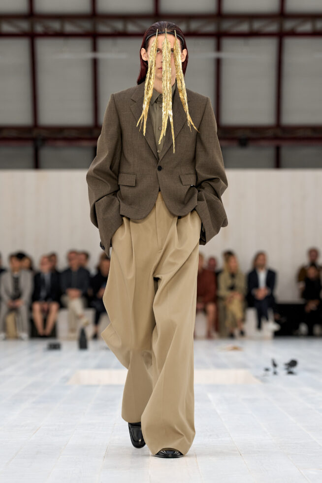 LOEWE_SS25_MW_SHOW_RUNWAY_LOOK_33_FRONT_RGB_CROPPED_2X3_33