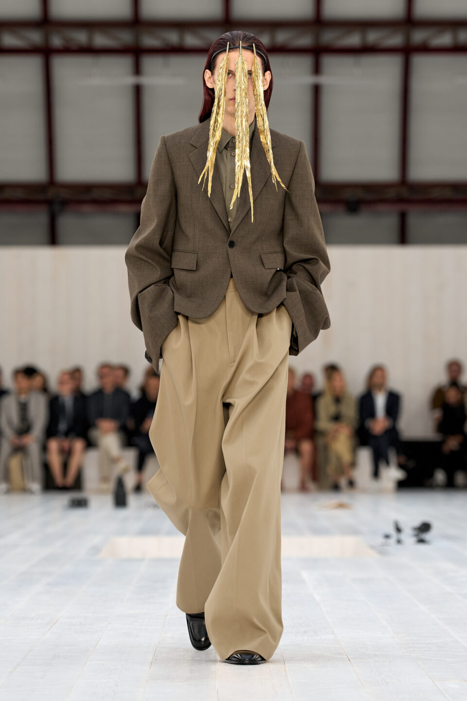 LOEWE_SS25_MW_SHOW_RUNWAY_LOOK_33_FRONT_RGB_CROPPED_2X3_33