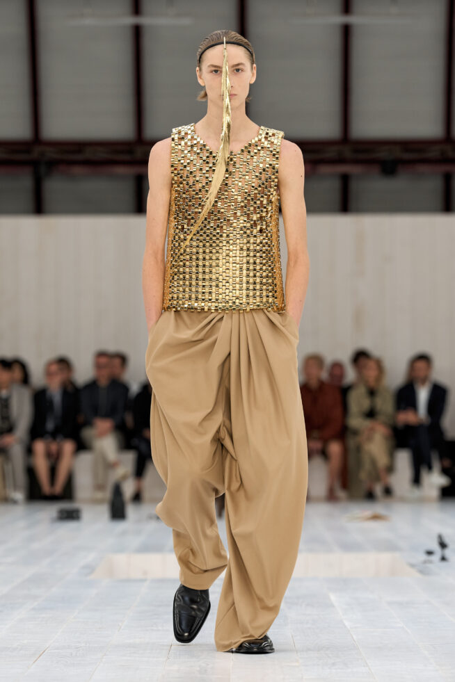LOEWE_SS25_MW_SHOW_RUNWAY_LOOK_35_FRONT_RGB_CROPPED_2X3_35
