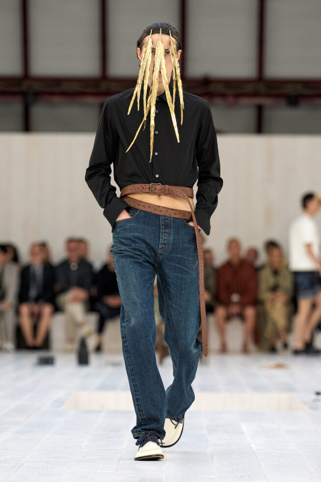 LOEWE_SS25_MW_SHOW_RUNWAY_LOOK_44_FRONT_RGB_CROPPED_2X3_44