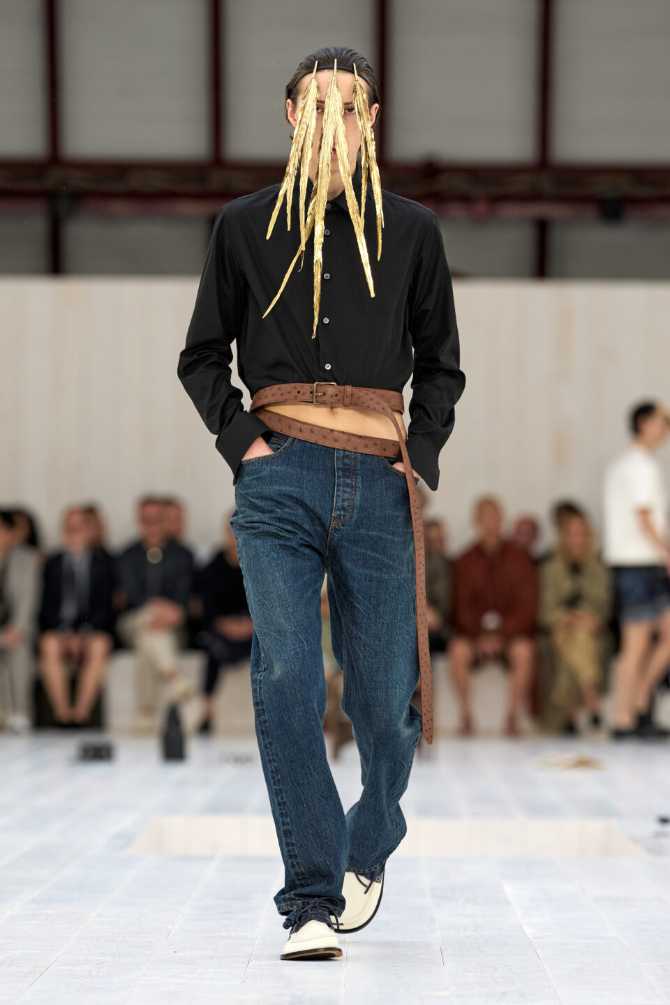 LOEWE_SS25_MW_SHOW_RUNWAY_LOOK_44_FRONT_RGB_CROPPED_2X3_44