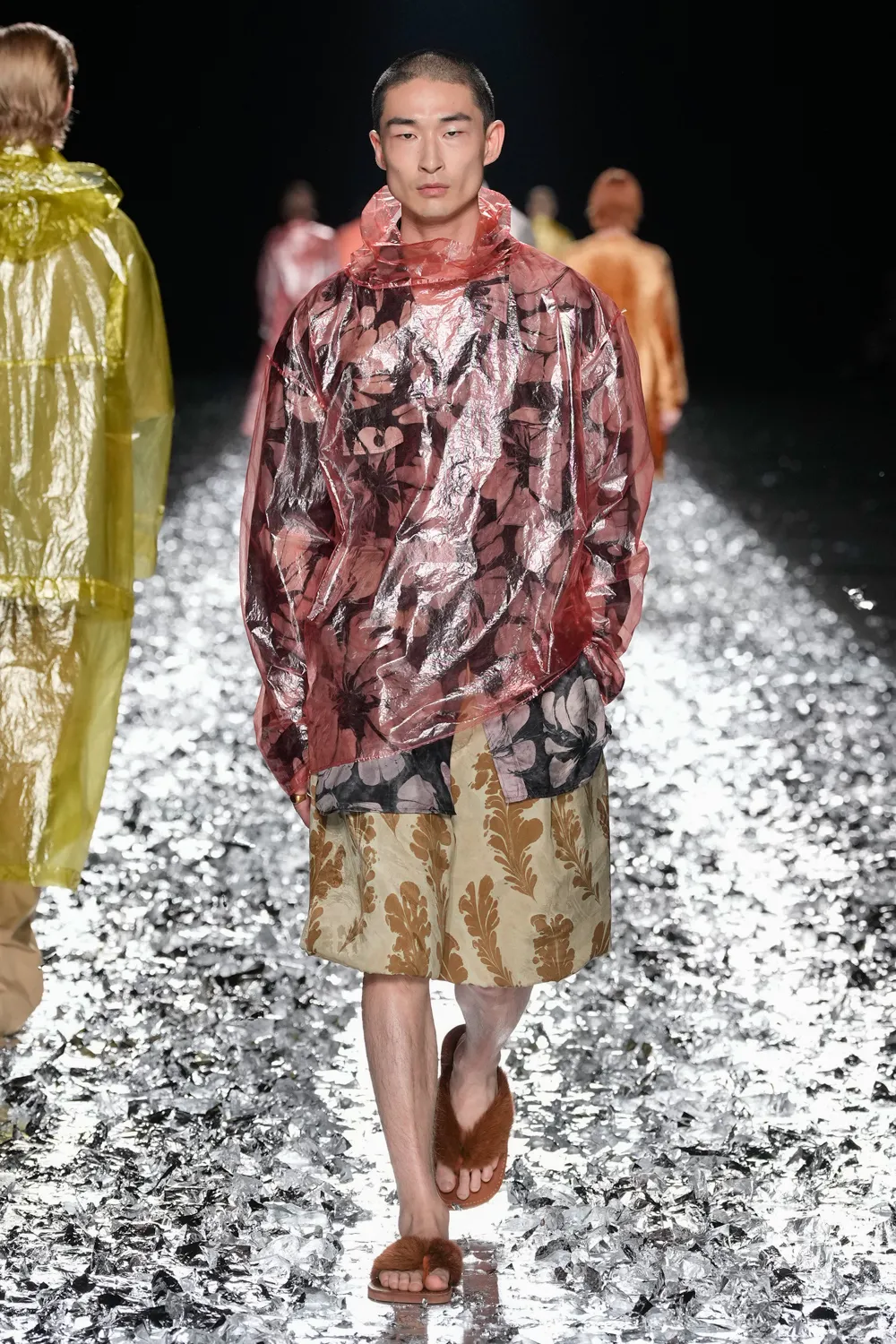O desfile de despedida de Dries Van Noten
O designer belga apresentou sua última coleção em Paris antes de deixar a marca que leva seu nome.
 