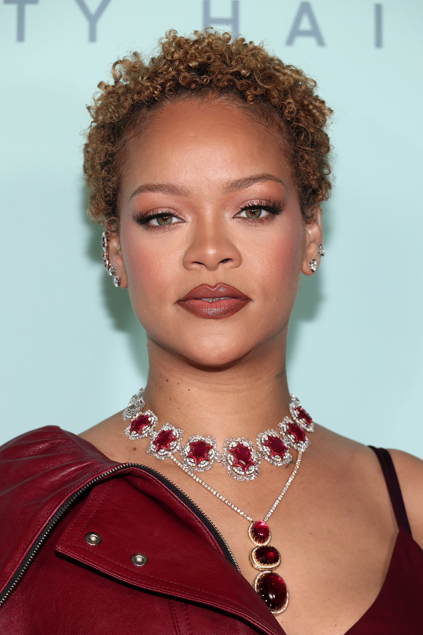 Rihanna aparece com cabelos naturais em lançamento da Fenty Hair