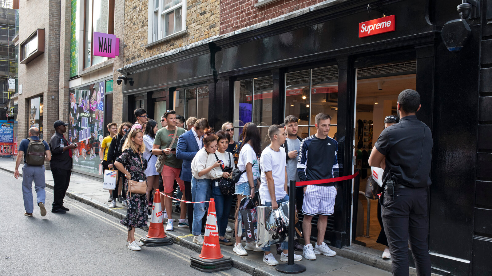 Supreme é vendida para a EssilorLuxottica por 1,5 bilhão de dólares
Criada por James Jebbia em 1994, a marca foi comprada pela VF Corp em 2020 por 2,1 bilhões mas vinha perdendo receita desde então.
 