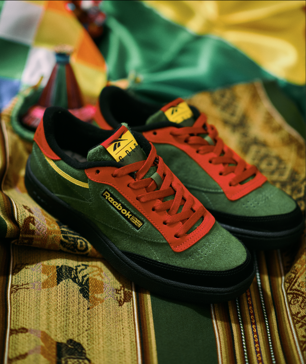 Reebok e Guadalupe se juntam em collab que homenageia barbearias bolivianas no Bom Retiro
Chamada de Peluqueria, a parceria resulta em um Club C85 nas cores da bandeira da bolívia