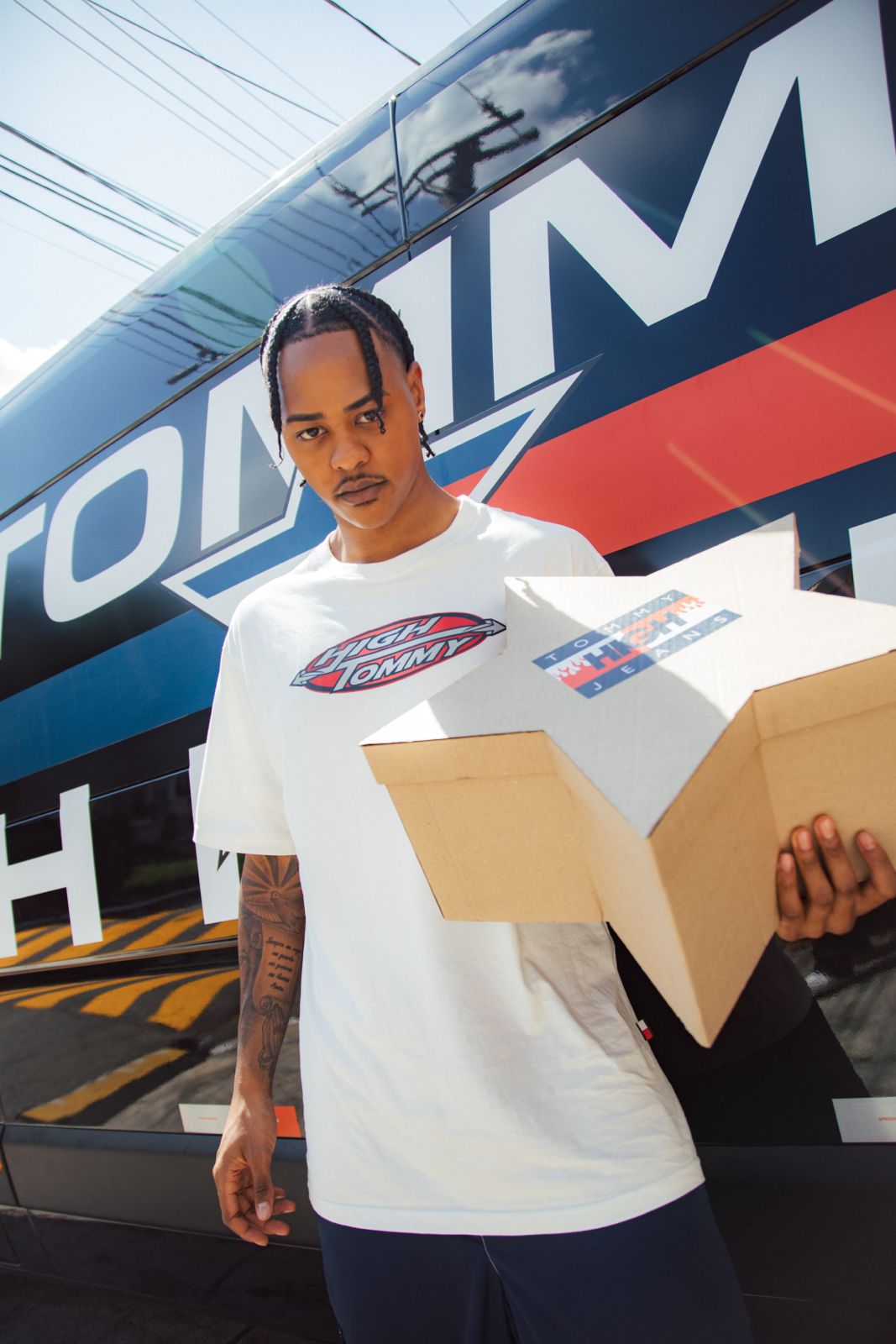 Tommy Jeans lança coleção com High, marca brasileira de streetwear