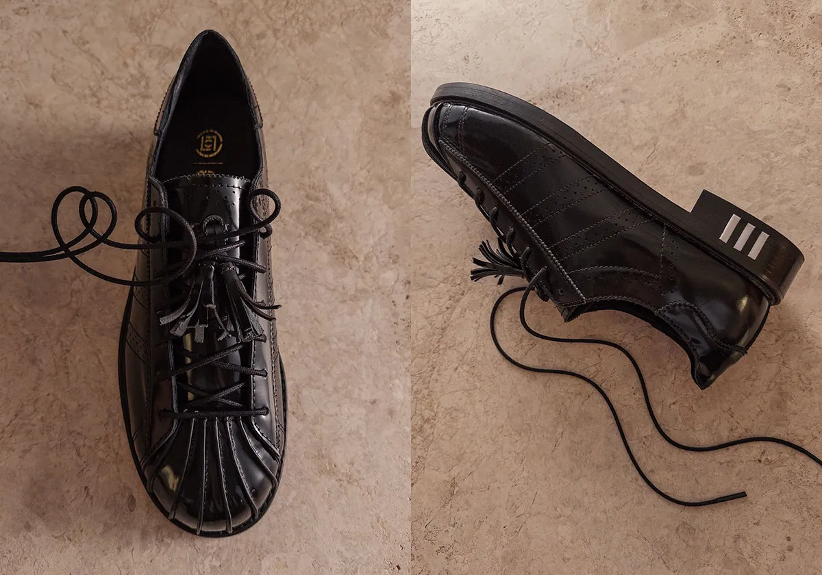 O sapatênis segue sendo atualizado: conheça a nova collab de Clot e Adidas
O mix entre o Superstar com um Oxford pode ser uma boa opção para quem gosta de aderir irreverência no visual clássico