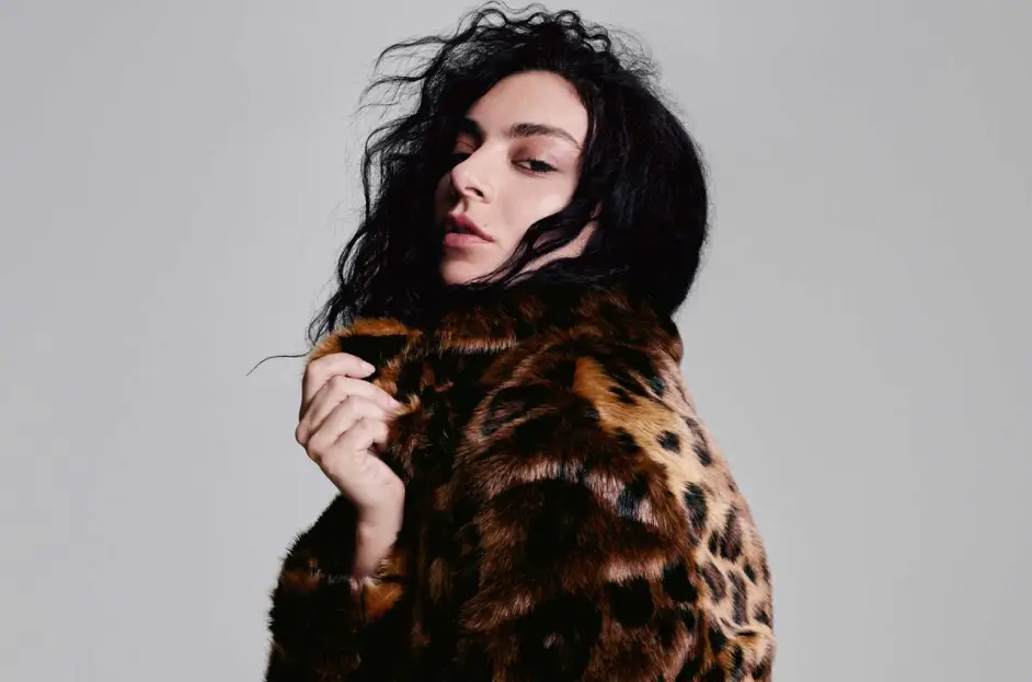 A H&M anuncia coleção com Charli XCX, novo posicionamento e é aguardada no Brasil
Fast fashion abre sua primeira loja no país no Shopping Iguatemi SP no final de 2025.
 