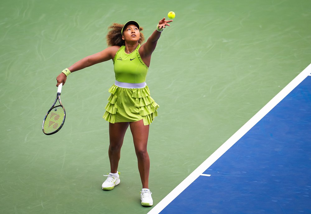 Naomi Osaka veste o look de laço romântico na abertura de US Open