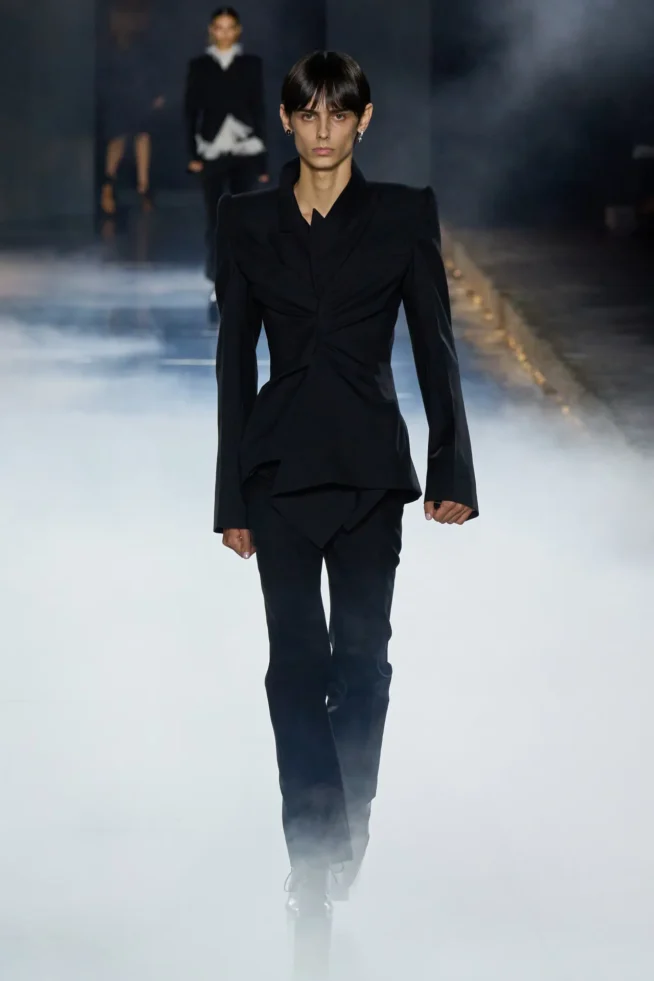 00003-alexander-mcqueen-spring-2025-ready-to-wear-credit-gorunway
