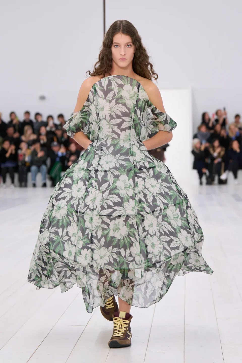 00003-loewe-spring-2025-ready-to-wear-credit-gorunway