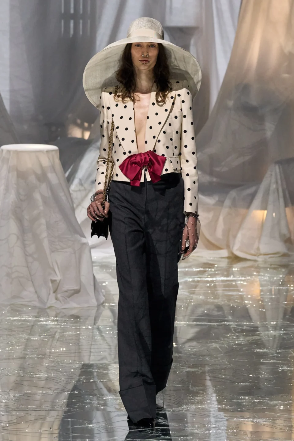 00003-valentino-spring-2025-ready-to-wear-credit-gorunway