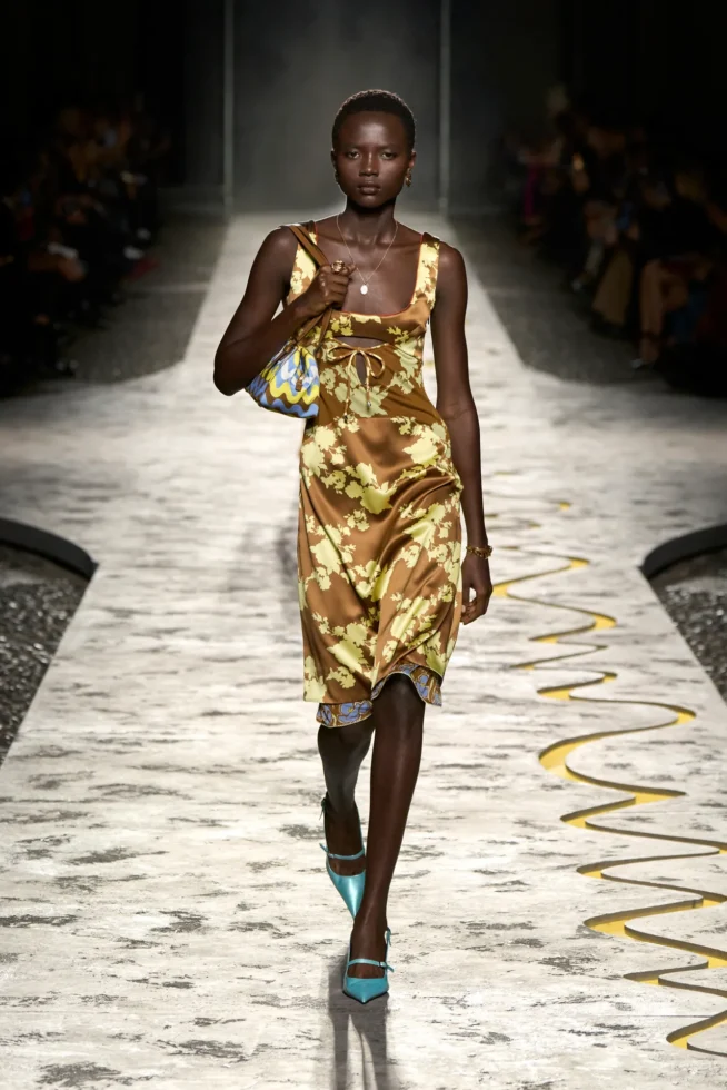 00004-versace-spring-2025-ready-to-wear-credit-gorunway