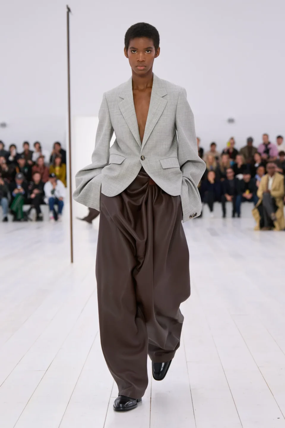 00006-loewe-spring-2025-ready-to-wear-credit-gorunway