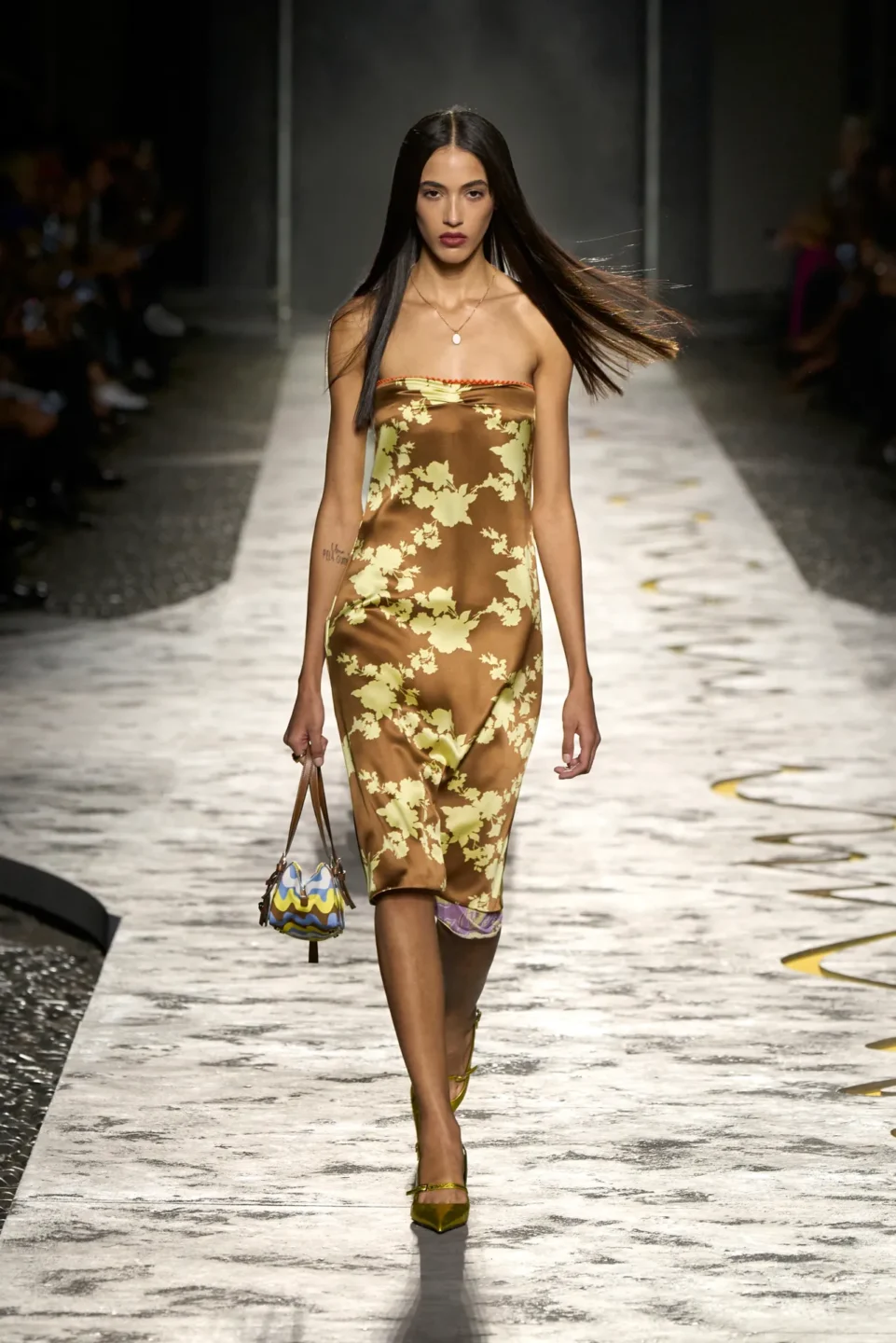 00006-versace-spring-2025-ready-to-wear-credit-gorunway