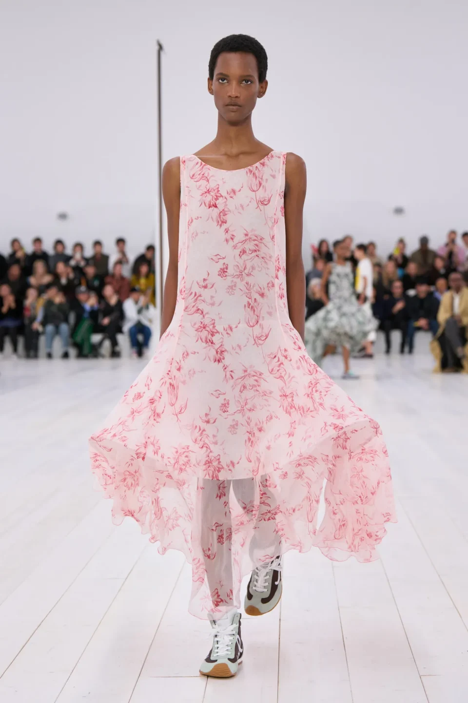 00010-loewe-spring-2025-ready-to-wear-credit-gorunway