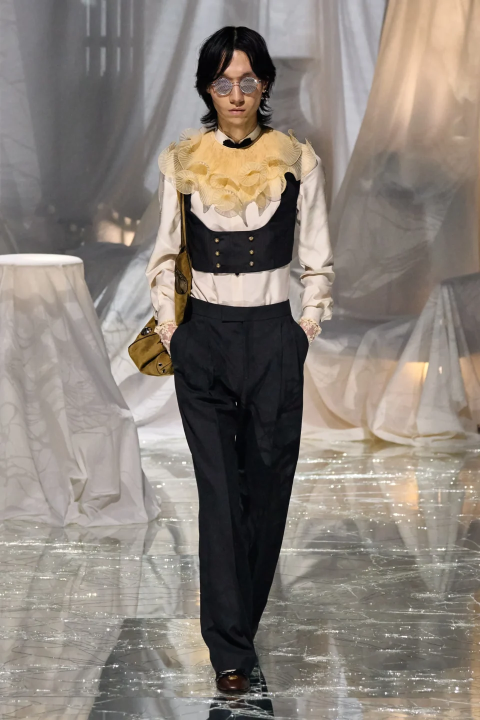 00014-valentino-spring-2025-ready-to-wear-credit-gorunway