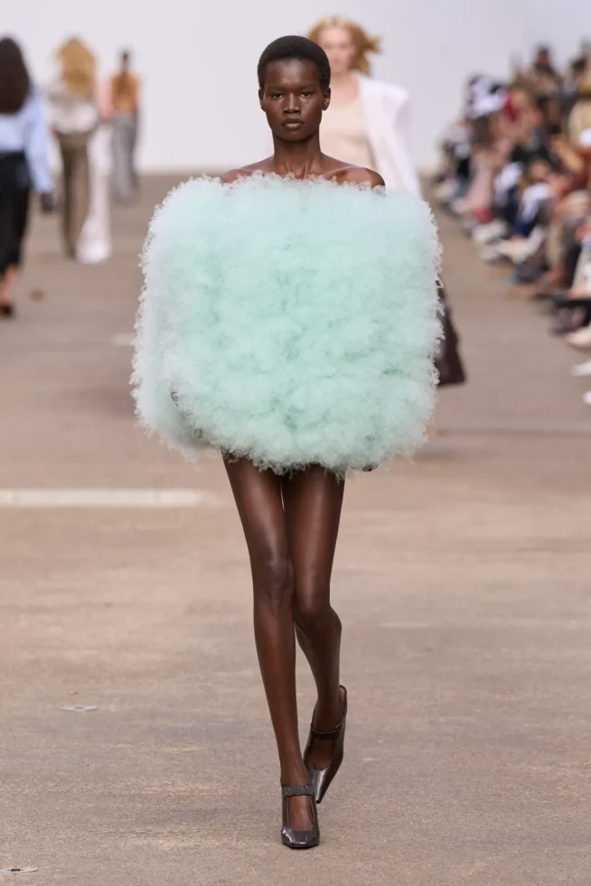 00015-stella-mccartney-spring-2025-ready-to-wear-credit-gorunway