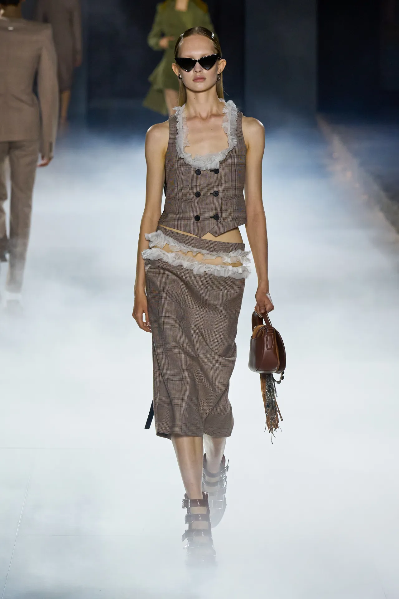 00024-alexander-mcqueen-spring-2025-ready-to-wear-credit-gorunway