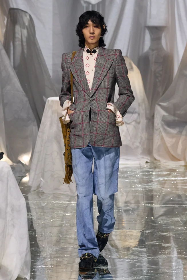 00024-valentino-spring-2025-ready-to-wear-credit-gorunway