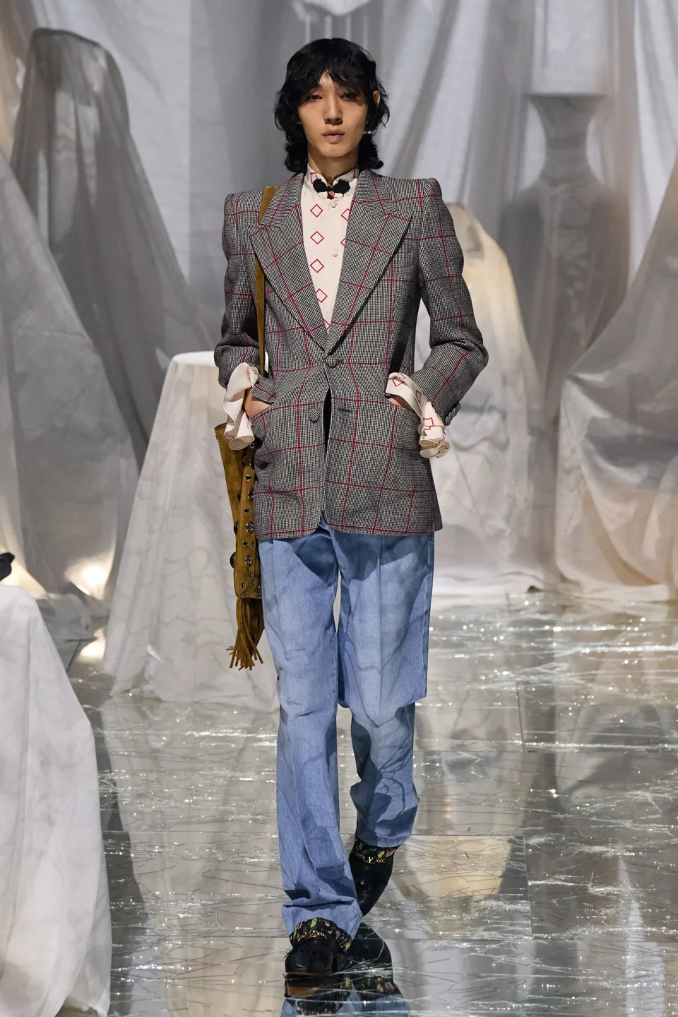 00024-valentino-spring-2025-ready-to-wear-credit-gorunway
