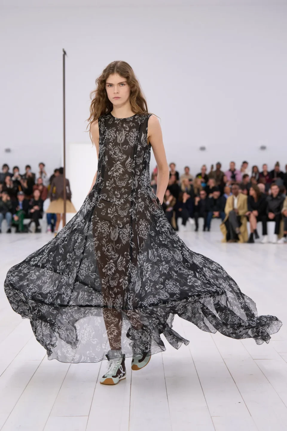 00025-loewe-spring-2025-ready-to-wear-credit-gorunway