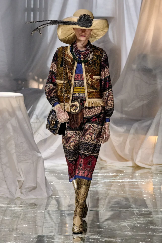 00032-valentino-spring-2025-ready-to-wear-credit-gorunway