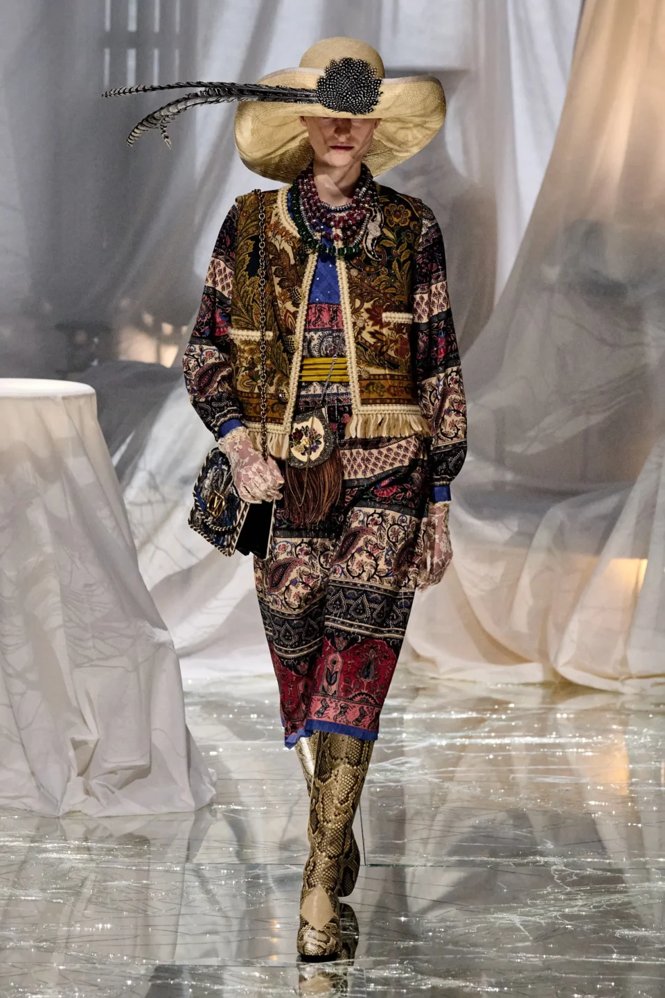 00032-valentino-spring-2025-ready-to-wear-credit-gorunway