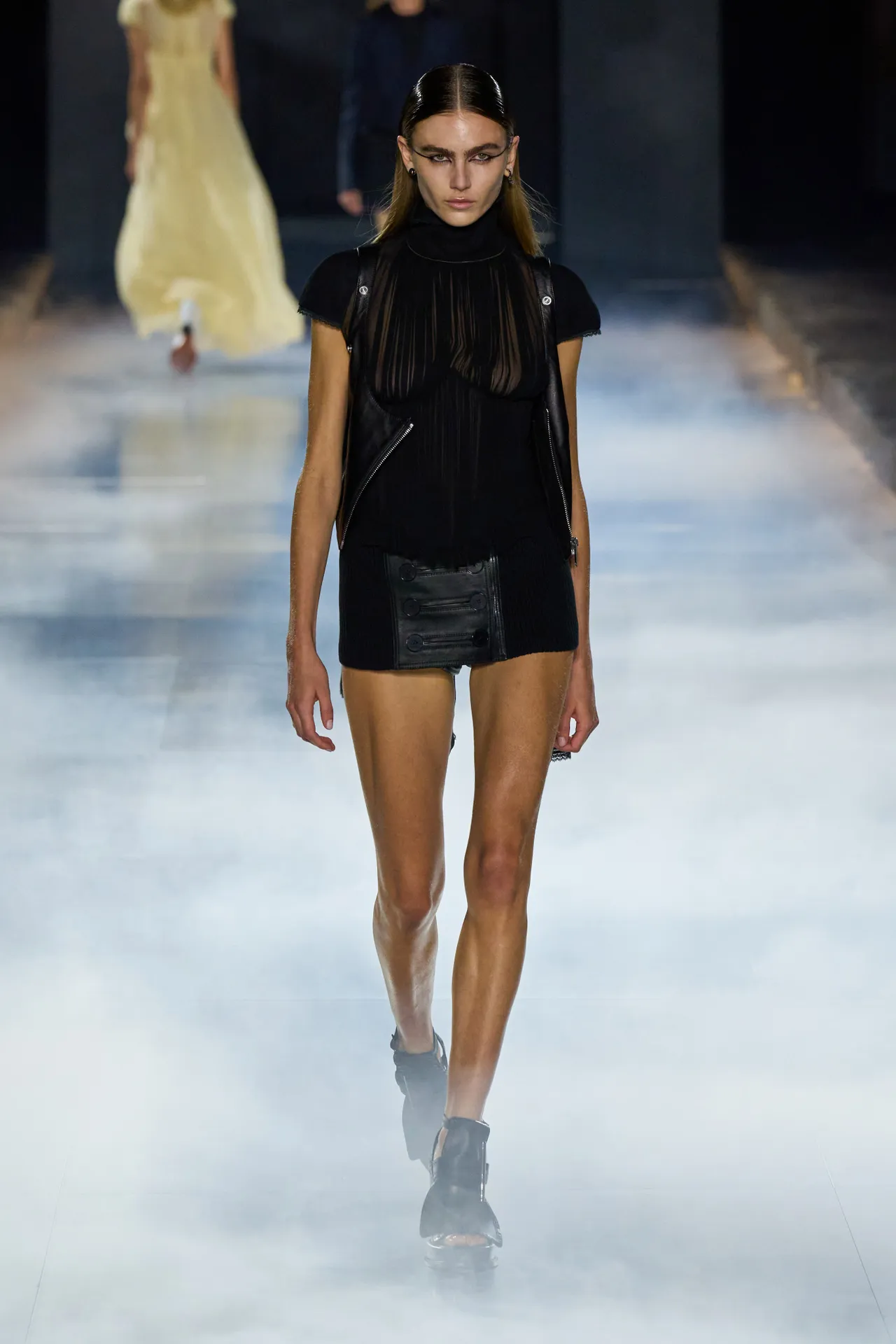 00033-alexander-mcqueen-spring-2025-ready-to-wear-credit-gorunway