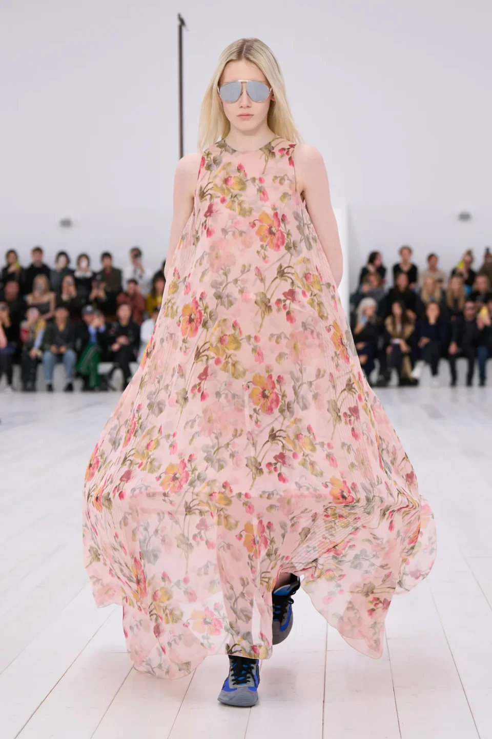00033-loewe-spring-2025-ready-to-wear-credit-gorunway