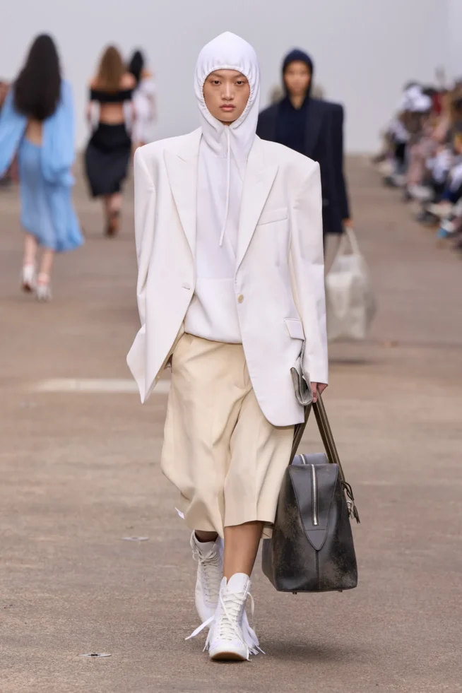 00036-stella-mccartney-spring-2025-ready-to-wear-credit-gorunway