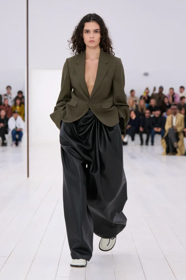 00037-loewe-spring-2025-ready-to-wear-credit-gorunway