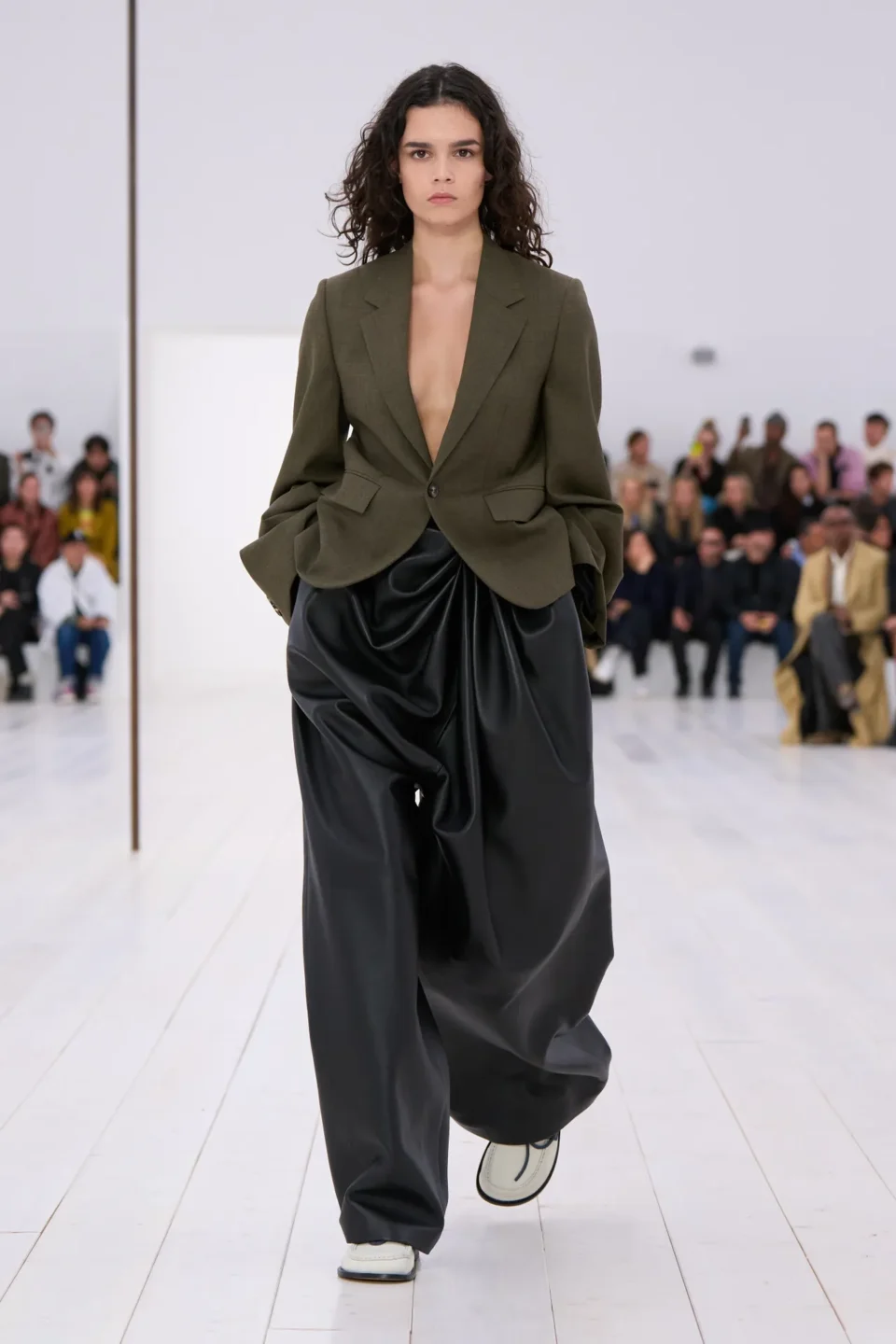 00037-loewe-spring-2025-ready-to-wear-credit-gorunway