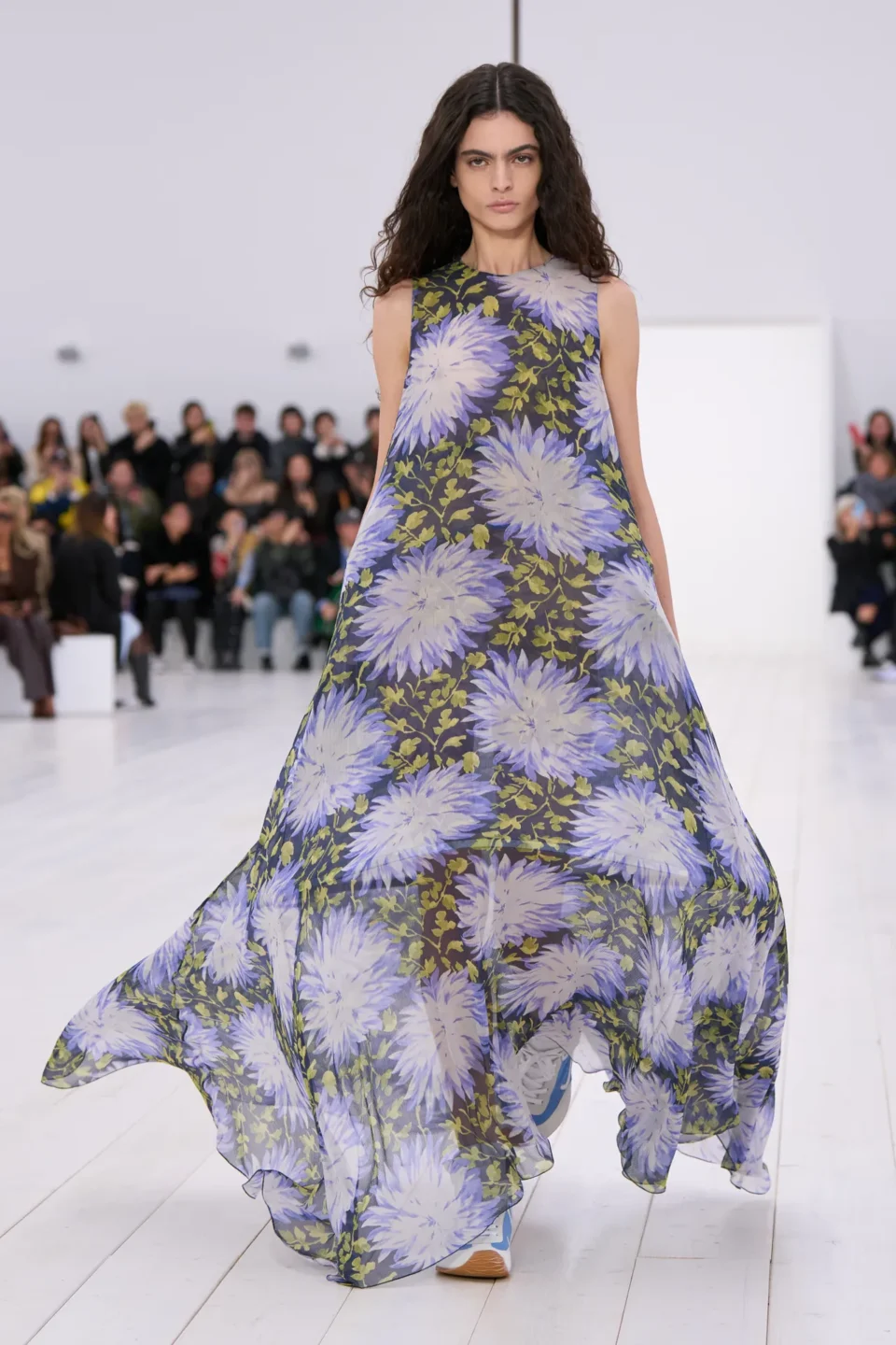 00040-loewe-spring-2025-ready-to-wear-credit-gorunway