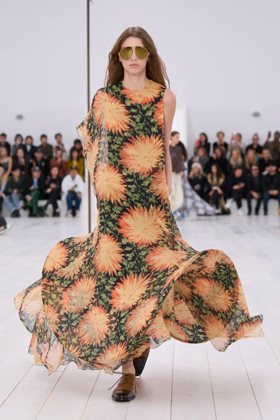 00042-loewe-spring-2025-ready-to-wear-credit-gorunway